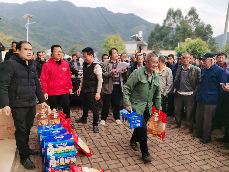 1640426314807617.jpg 3.发放慰问品_副本.jpg